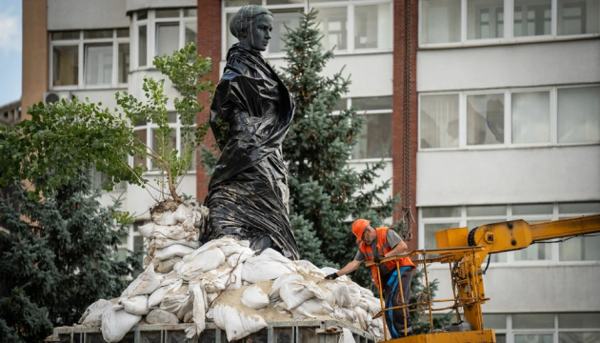 У Києві розконсервовують пам’ятник Лесі Українці: демонтаж розпочали комунальники та INWHITE