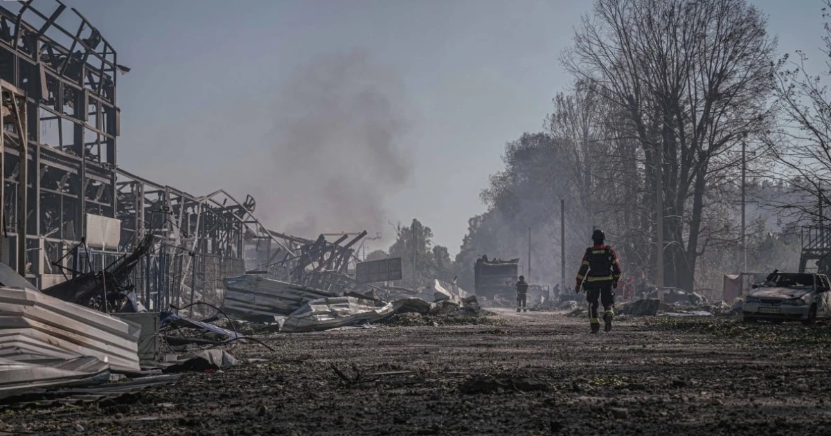 Рятувальники ДСНС працюють на місці детонації боєприпасів у селі Мила Бучанського району Київщини