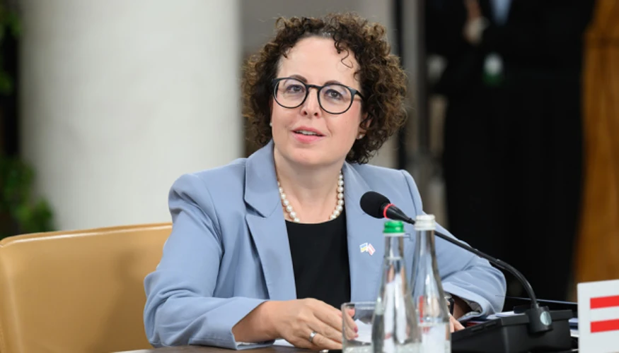 Крістіна Шварц-Фукс під час виступу на саміті Carpathian 8 Summit на Івано-Франківщині