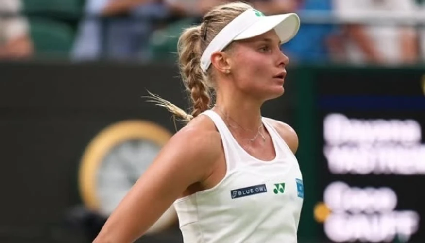 Дарія Снігур під час матчу проти Катажини Кави на WTA 1000 у Пекіні.