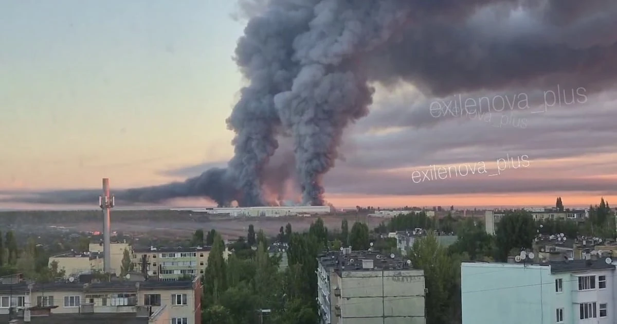 Пожежа на промисловому обʼєкті в Саратові після нічної атаки безпілотників 11 вересня 2026 року
