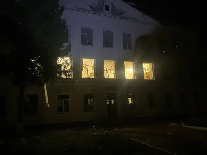 Наслідки нічної атаки безпілотників на Конотоп: пошкоджені житлові будинки та об'єкти інфраструктури