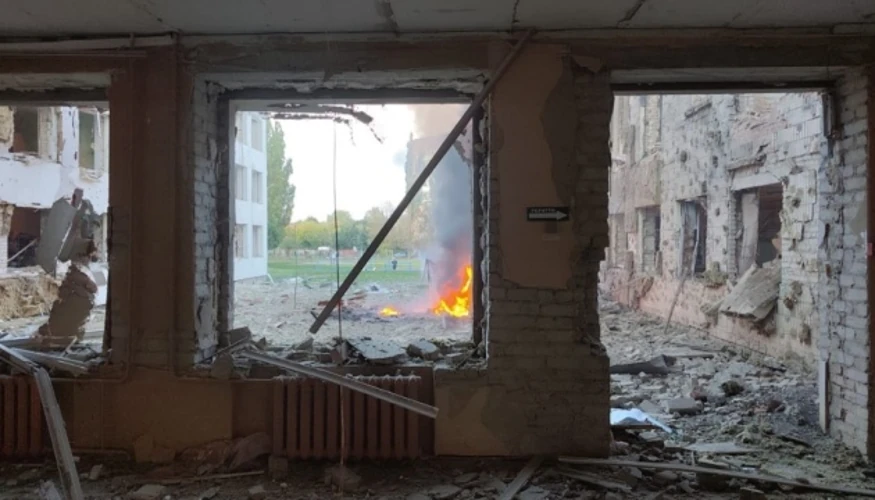 У Сумах росіяни вдарили КАБами по школі: двоє загиблих, троє дітей поранені