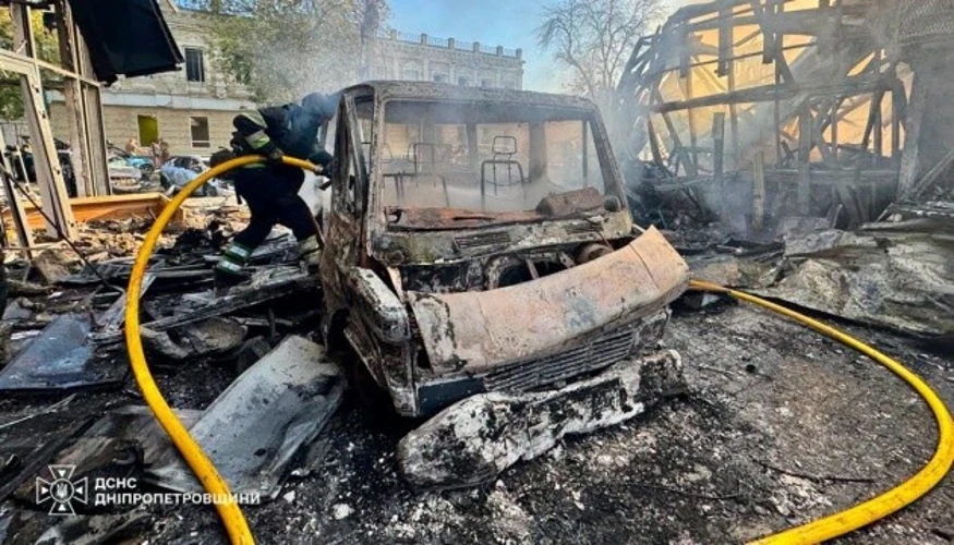 Зруйновані торговельні павільйони та автомобілі у середмісті Павлограда після удару БПЛА