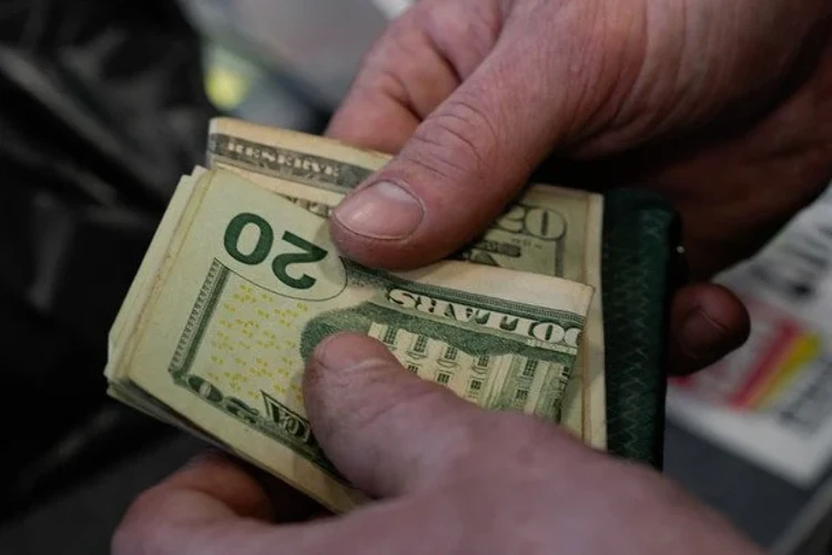 Банкноти долара США та гривні на тлі курсів валют