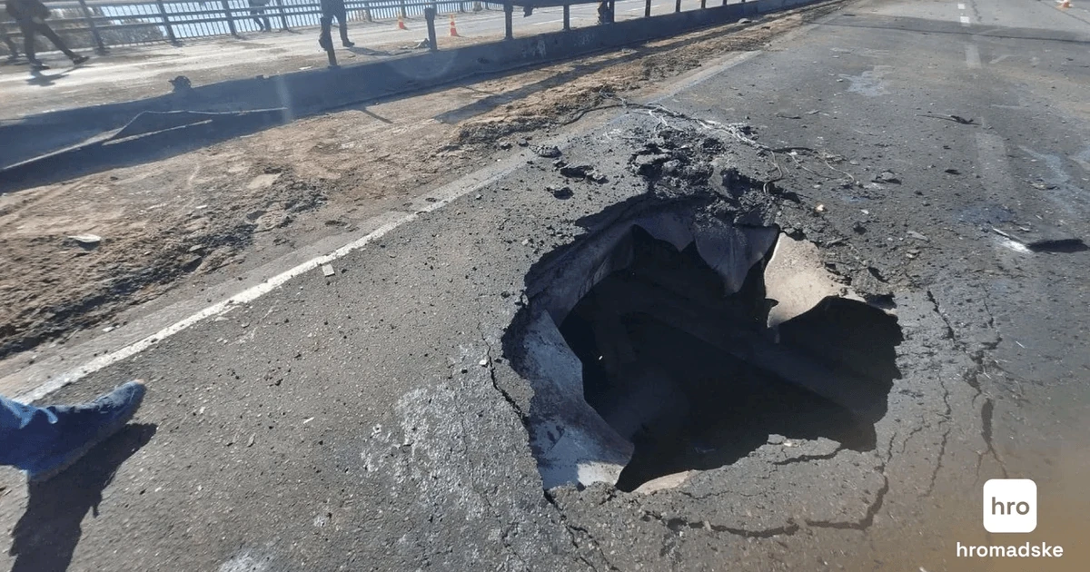 Пошкоджене дорожнє полотно Північного мосту в Києві (фото Наталії Мазіної / hromadske)