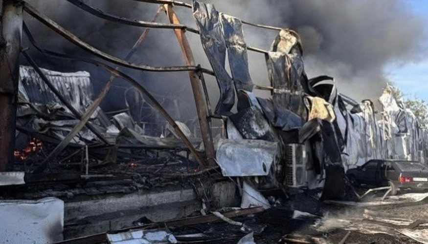 Пожежа та пошкоджені будівлі після удаду по складах у передмісті Дніпра