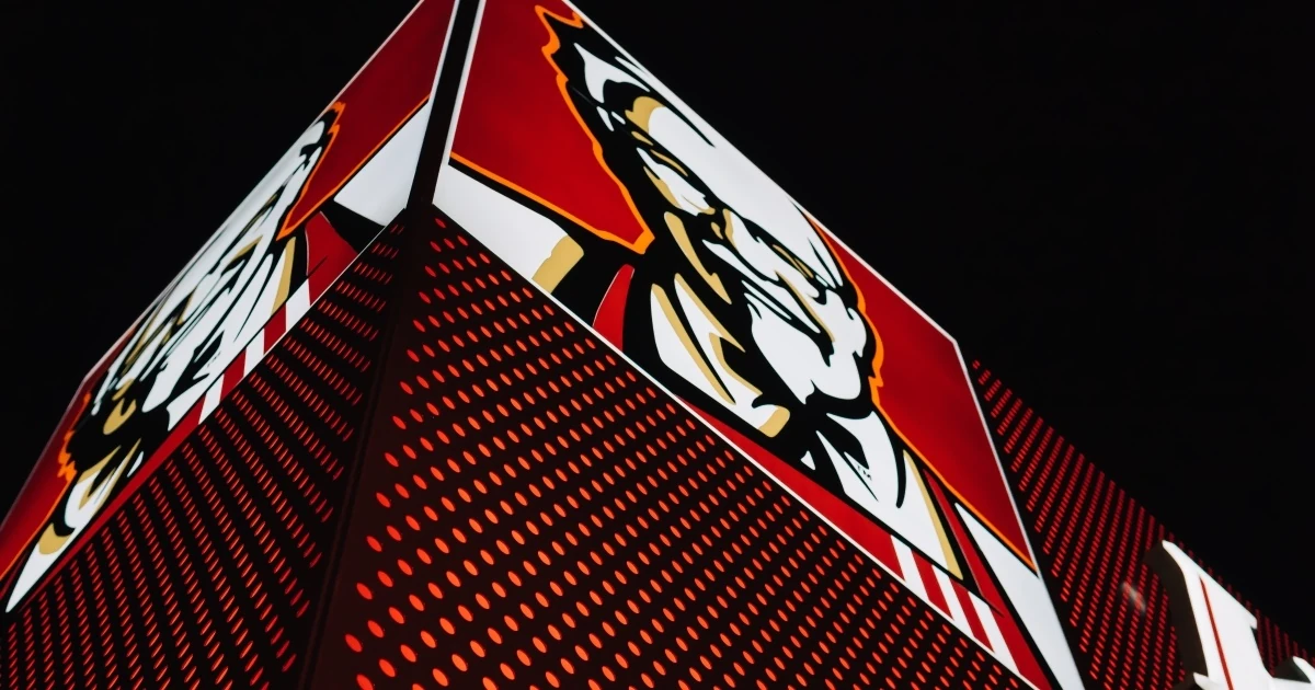 Стакан та пляшка Coca-Cola у закладі KFC у США на тлі нового постачання напоїв
